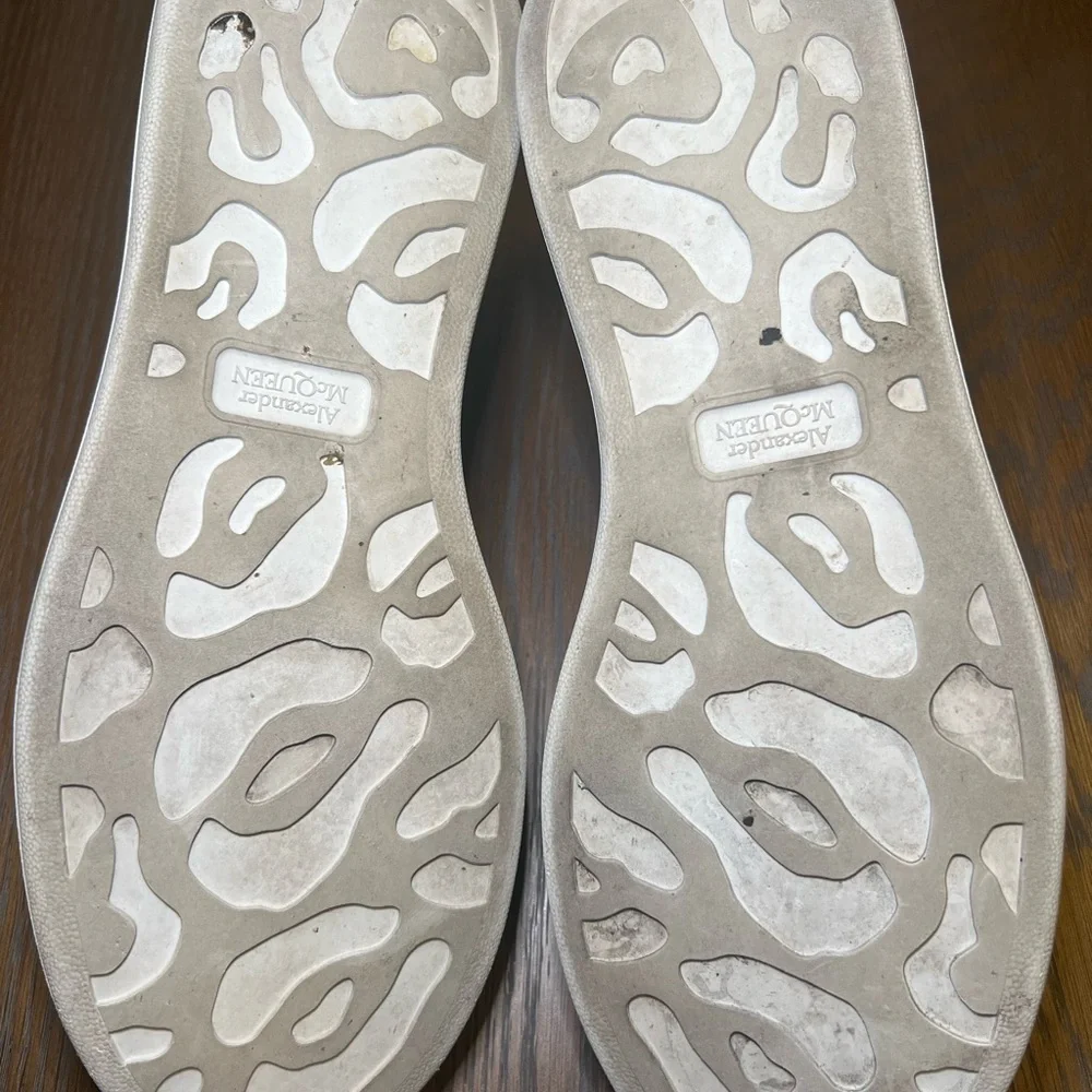 Alexander McQueen White and Black Athletic Shoes Sleek Design - Picture 10 of 11